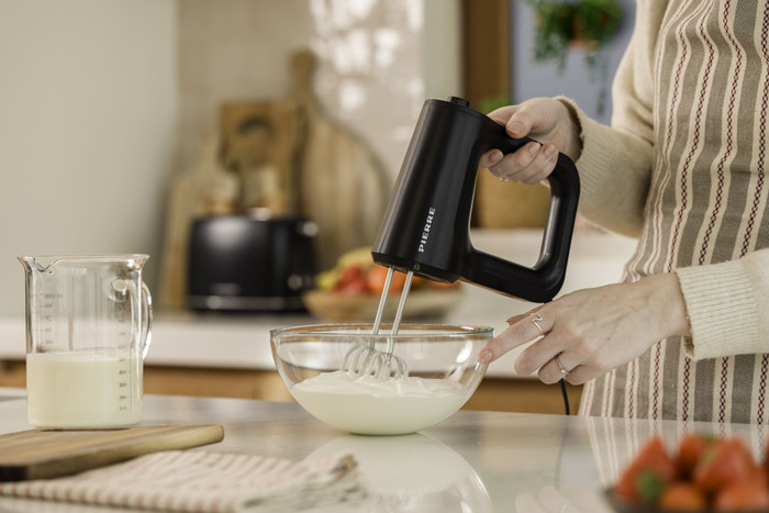 Pierre Handmixer PHM5000 product in gebruik