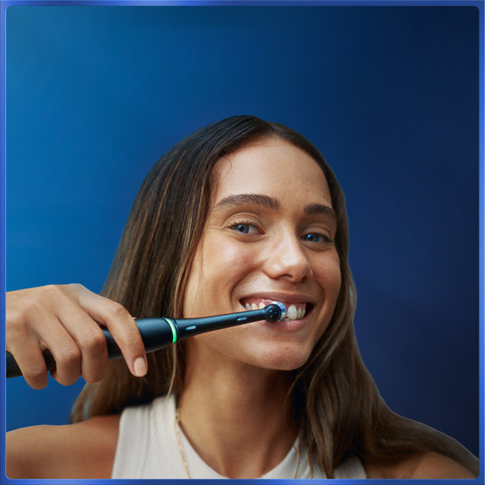 Oral-B iO 5N Roze Value Pack product in gebruik