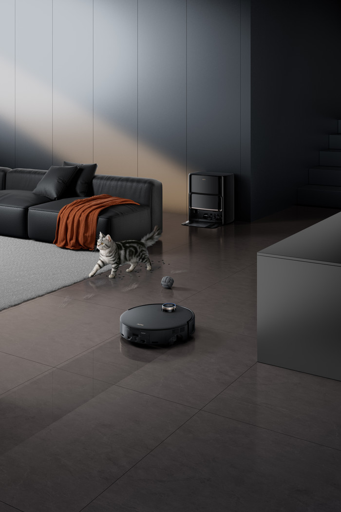 Mova Z60 Ultra Roller Black product in use