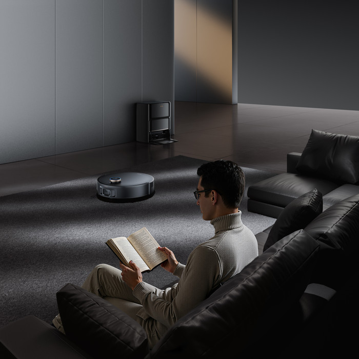 Mova Z60 Ultra Roller Black product in use