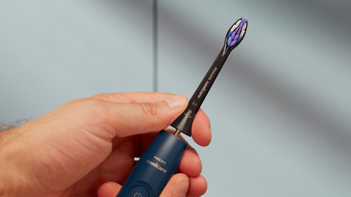 Philips Sonicare Optimal Sensitive HX6054/88 Zwart (4 stuks) product in gebruik