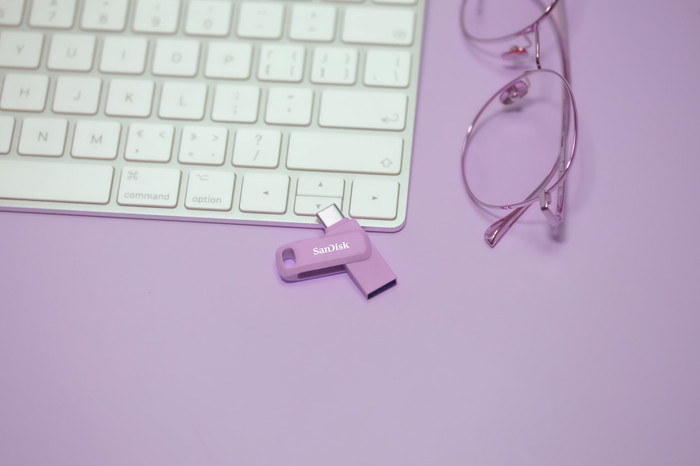 SanDisk Ultra Dual Drive USB-C 1TB Lavender product in use