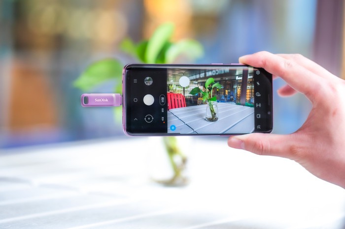 SanDisk Ultra Dual Drive USB-C 1TB Lavender product in use