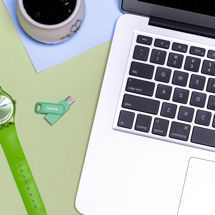 SanDisk Ultra Dual Drive USB-C 256GB Absinthe Green product in use