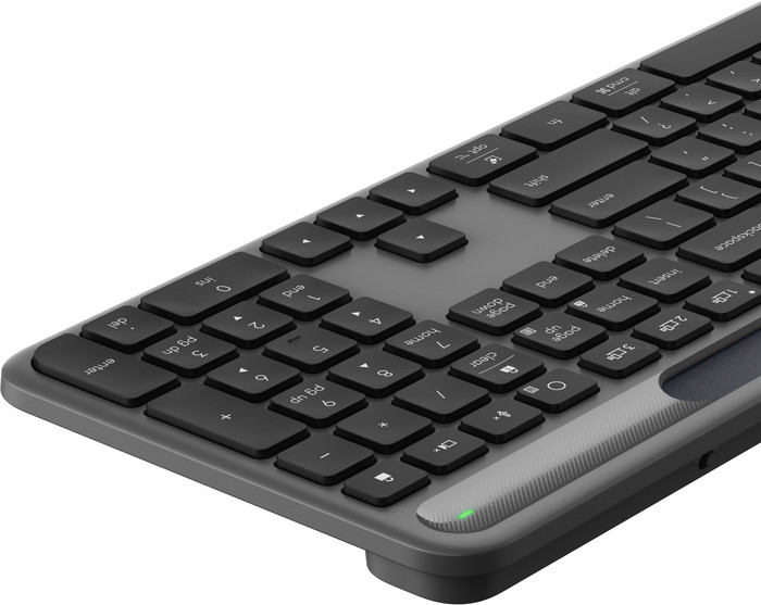Logitech Signature Slim Solar+ Wireless Keyboard QWERTY detail