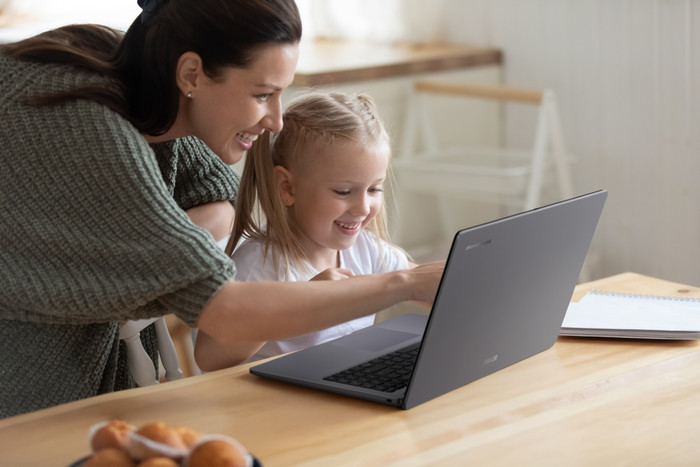 ASUS Chromebook Plus CX1505CTA-S70072 product in use