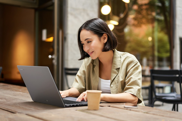 ASUS Chromebook Plus CX1505CTA-S70072 product in use