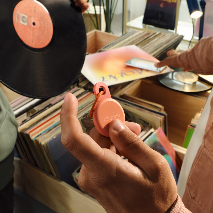 Chipolo LOOP Coral product in use