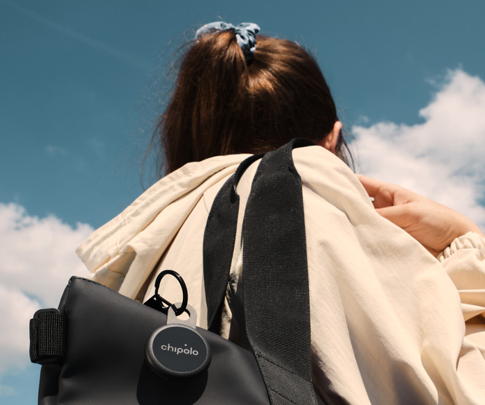 Chipolo LOOP Black product in use