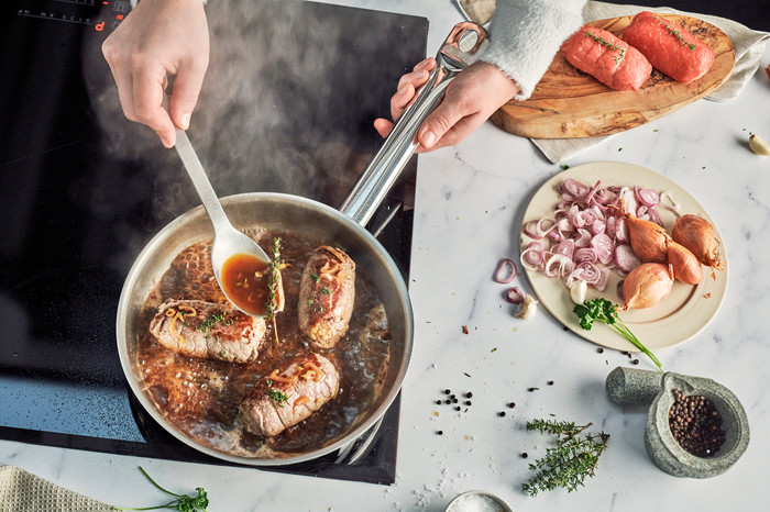 Demeyere Cosi 3 Stainless Steel Frying Pan Set 24cm + 28cm product in use