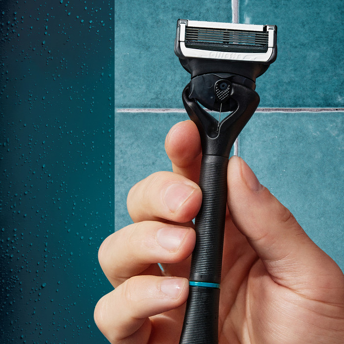 Gillette Body & Intimate + 2 navulmesjes product in gebruik