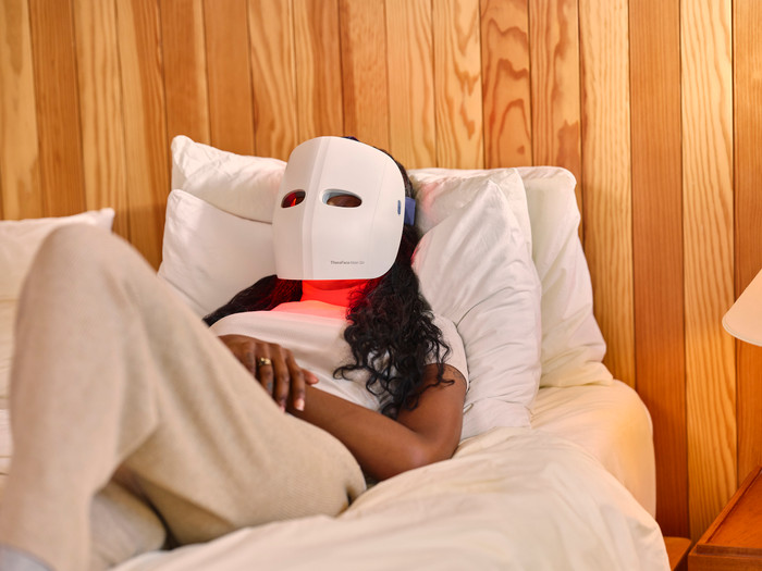 Therabody Theraface Mask Glo product in gebruik