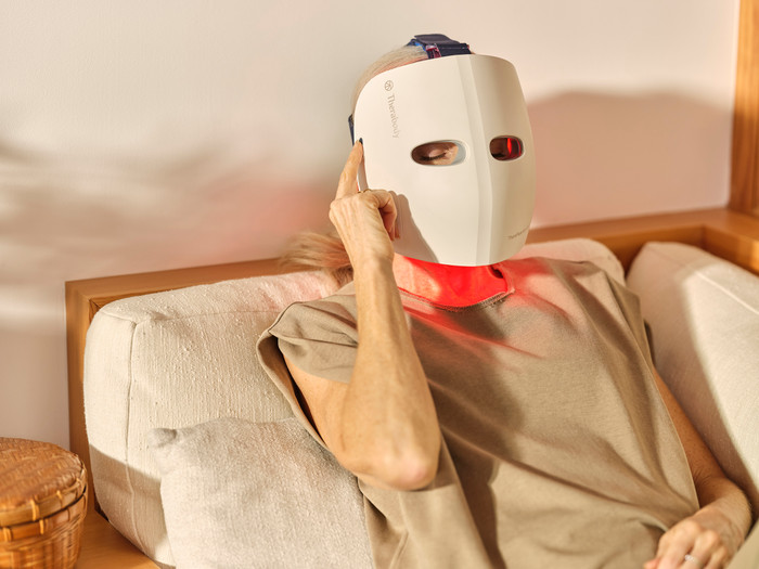 Therabody Theraface Mask Glo product in gebruik