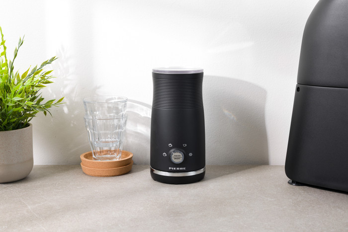 Krups Nespresso Essenza Mini XN1101 Wit + Pierre Melkopschuimer product in gebruik