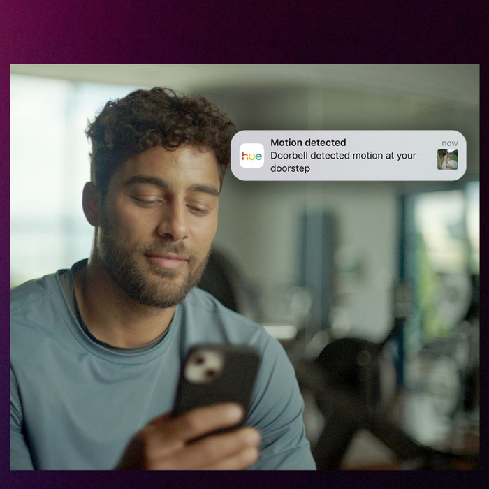 Hue Secure Bedrade Videodeurbel + Chime product in gebruik