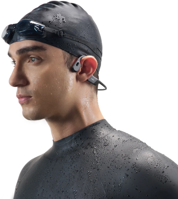 Shokz OpenSwim Pro USB-C Grijs product in gebruik