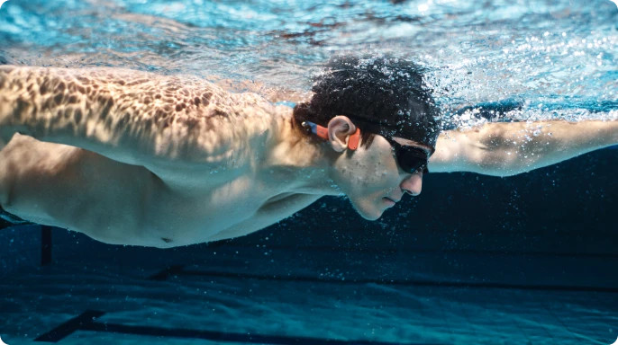 Shokz OpenSwim Pro USB-C Grijs product in gebruik