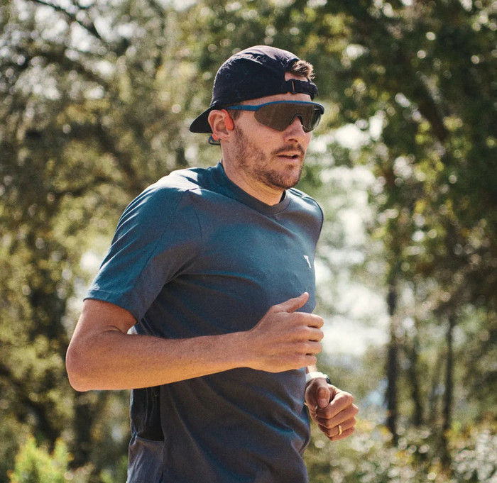 Shokz OpenSwim Pro USB-C Grijs product in gebruik