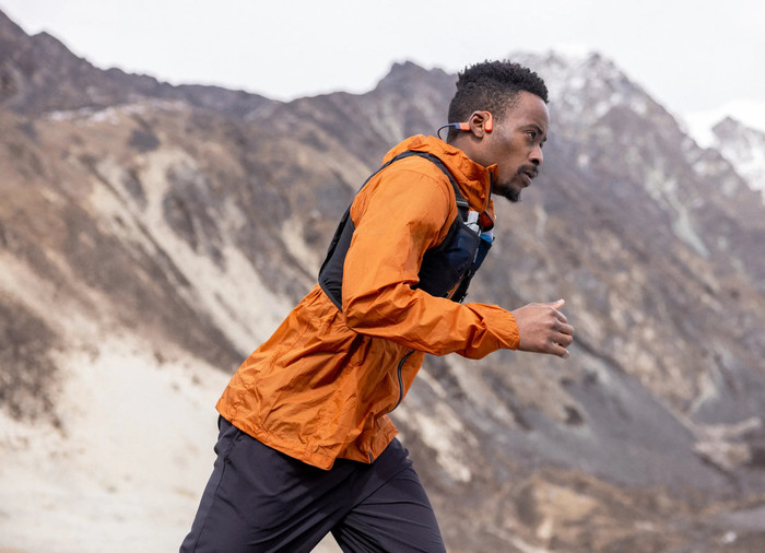 Shokz OpenSwim Pro USB-C Rood product in gebruik