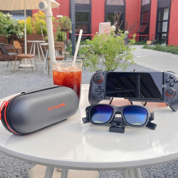 VITURE x 8BitDo Ultimate Mobile Gaming Controller (USB C) product in gebruik