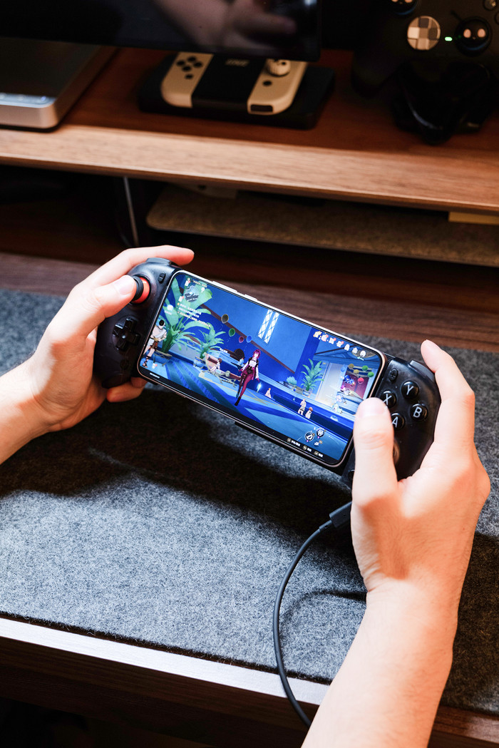 VITURE x 8BitDo Ultimate Mobile Gaming Controller (USB C) product in gebruik