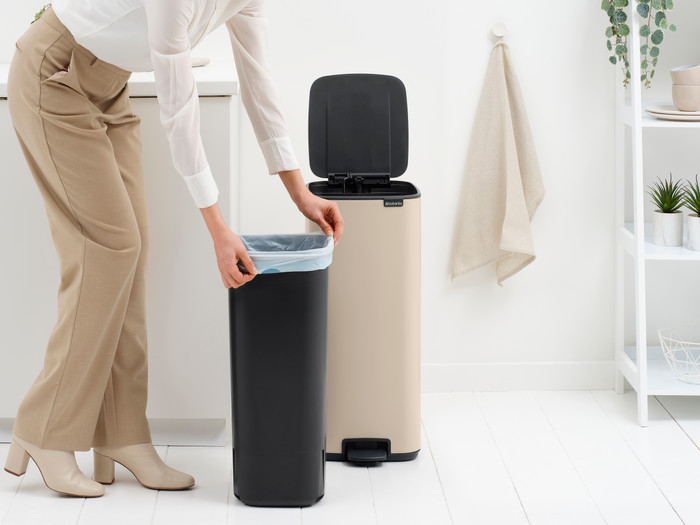 Brabantia Bo Pedal Bin 30 Liter Soft Beige product in gebruik