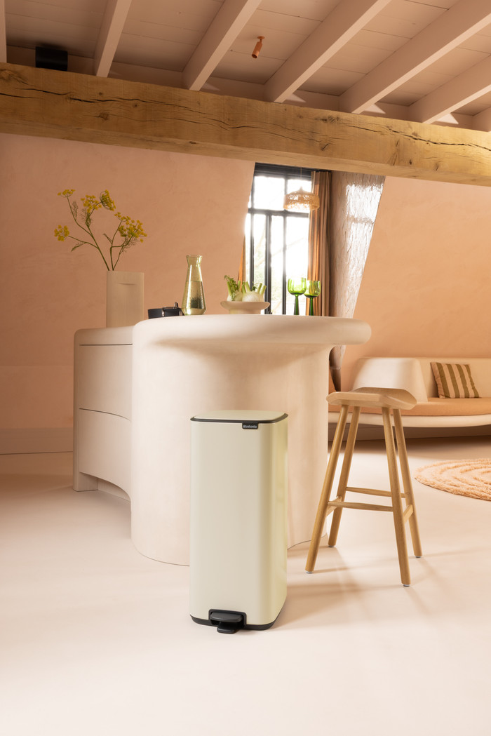 Brabantia Bo Pedal Bin 30 Liter Soft Beige product in gebruik
