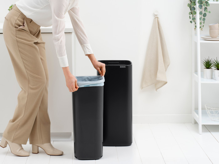Brabantia Bo Touch Bin 30 Liter Matt Black product in gebruik