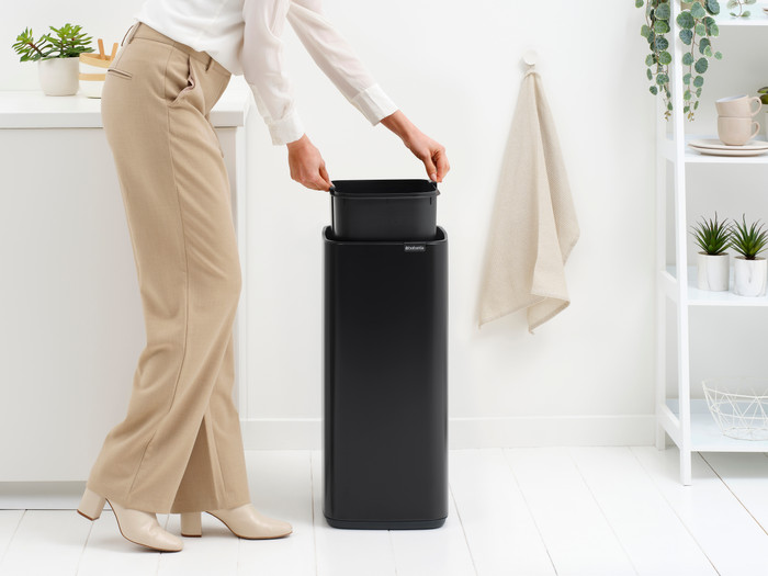 Brabantia Bo Touch Bin 30 Liter Matt Black product in gebruik