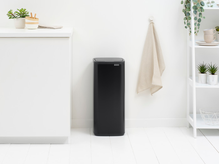Brabantia Bo Touch Bin 30 Liter Matt Black product in gebruik