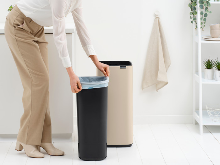 Brabantia Bo Touch Bin 30 Liter Soft Beige product in gebruik
