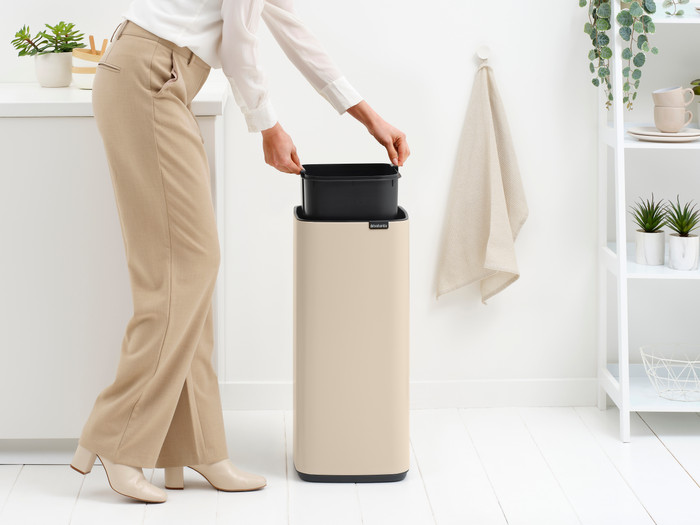 Brabantia Bo Touch Bin 30 Liter Soft Beige product in gebruik