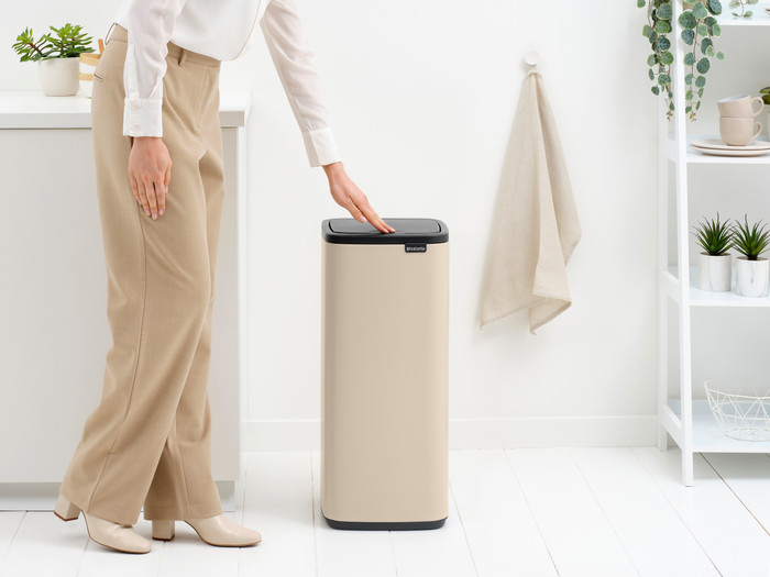 Brabantia Bo Touch Bin 30 Liter Soft Beige product in gebruik