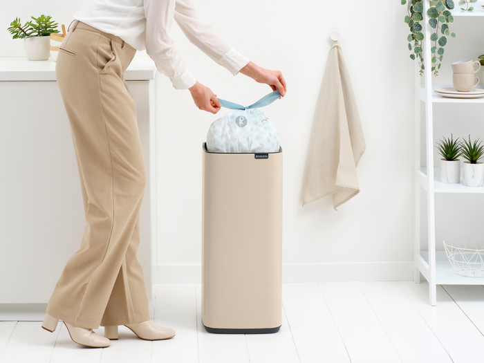 Brabantia Bo Touch Bin 30 Liter Soft Beige product in gebruik