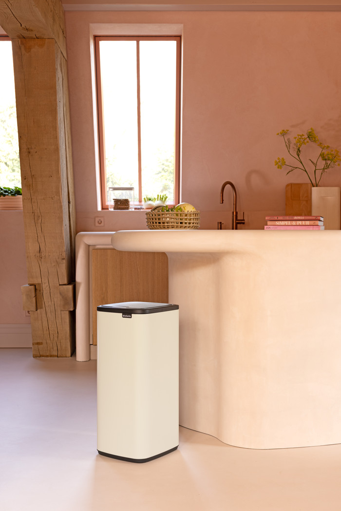 Brabantia Bo Touch Bin 30 Liter Soft Beige product in gebruik