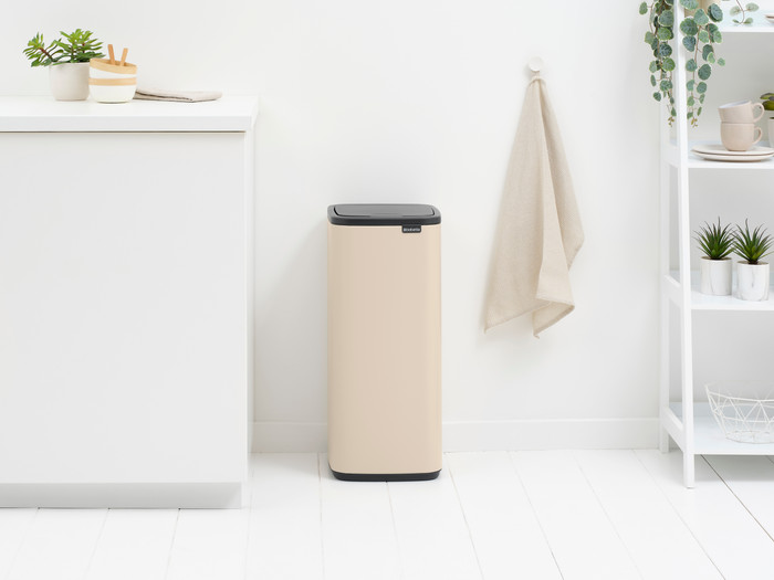 Brabantia Bo Touch Bin 30 Liter Soft Beige product in gebruik