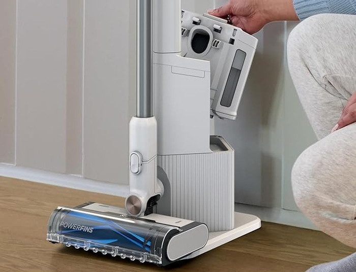 Shark Clean & Empty BU3521EU product in use