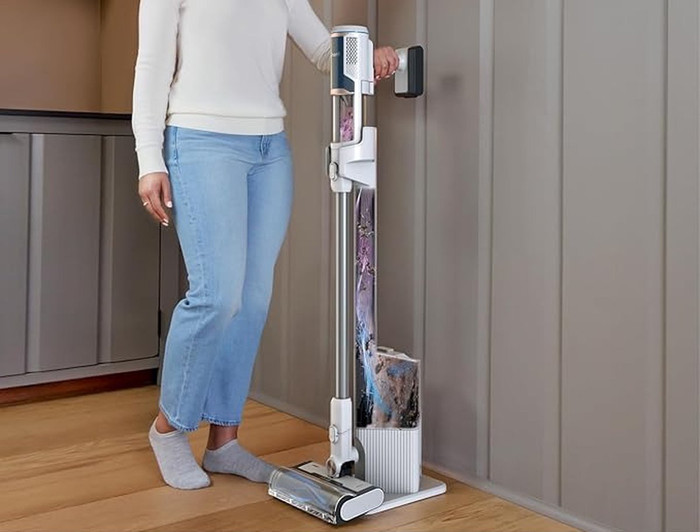 Shark Clean & Empty BU3521EU product in use