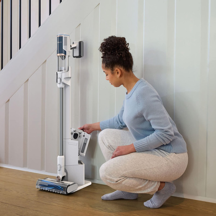 Shark Clean & Empty BU3521EU product in use