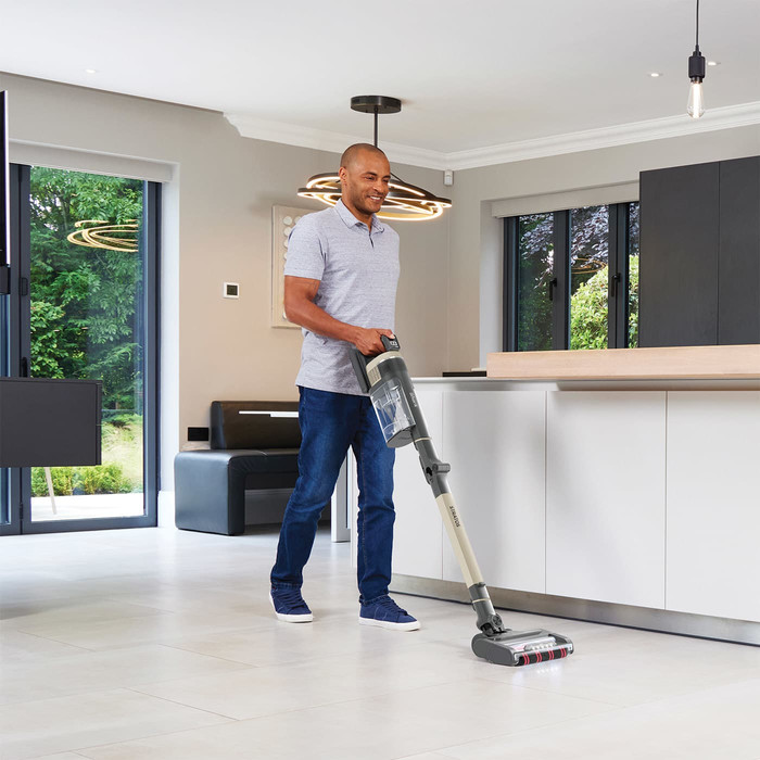 Shark Stratos IZ400EUT product in use