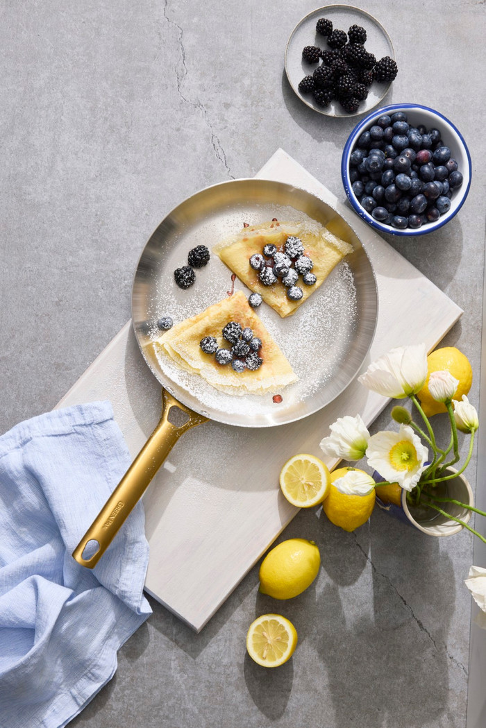 Greenpan Padova Reserve 3-ply Stainless Steel 20 + 28 cm koekenpannenset product in gebruik