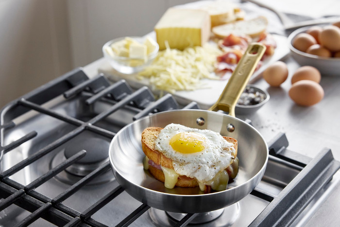 Greenpan Padova Reserve 3-ply Stainless Steel 20 + 28 cm koekenpannenset product in gebruik