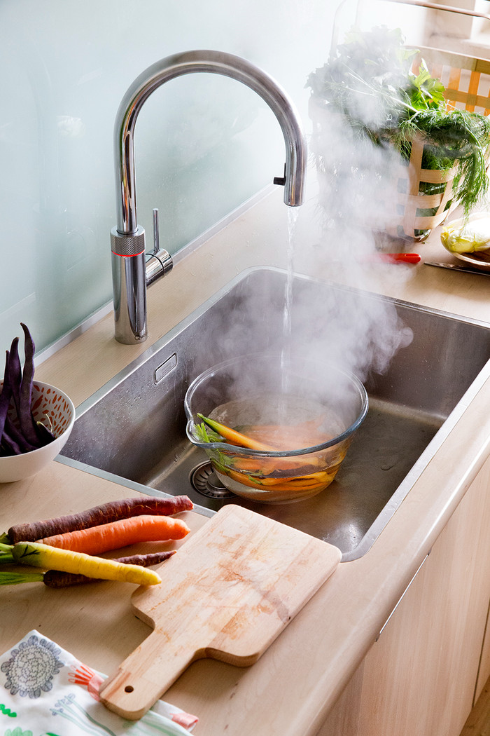 Quooker COMBI + Quooker Flex Round Chrome product in use