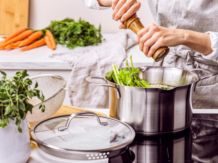 BK Wave Soup Pot 24cm 4L product in use