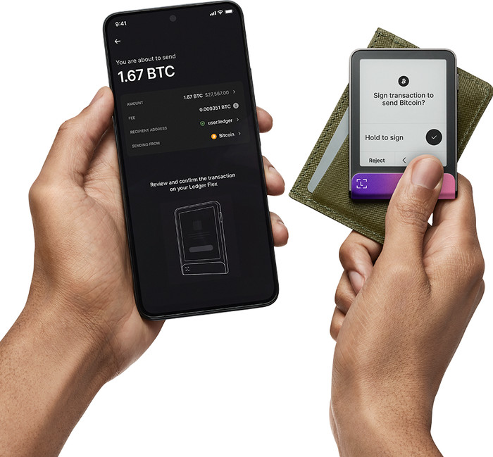 Ledger Flex incl. Recovery Key Crimson Magenta product in gebruik