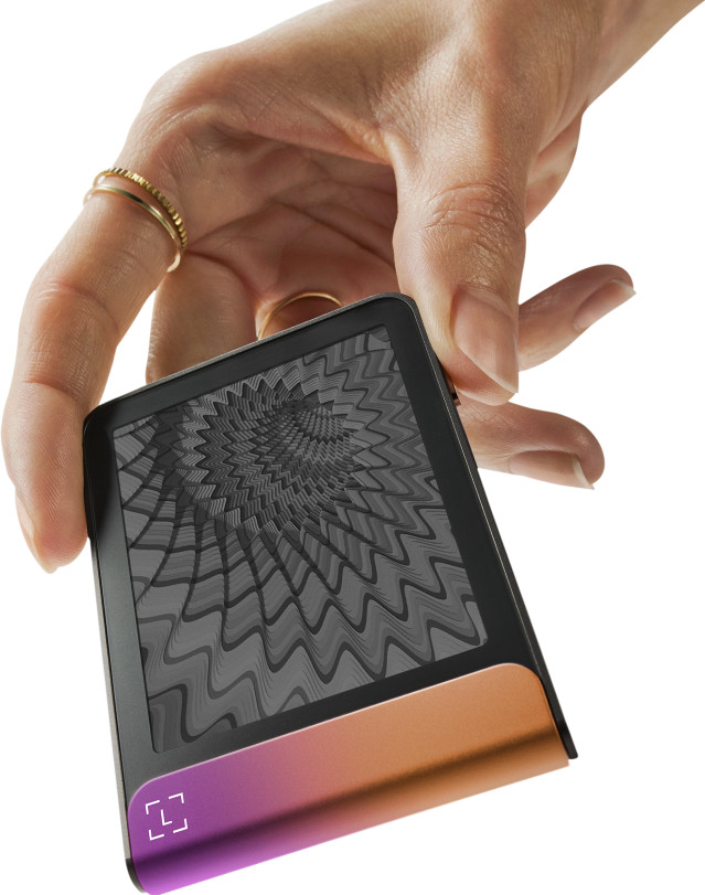 Ledger Flex including Recovery Key Ferro Fuchsia product in use