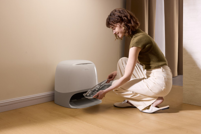 Roborock Qrevo Curv 5A1 White product in use