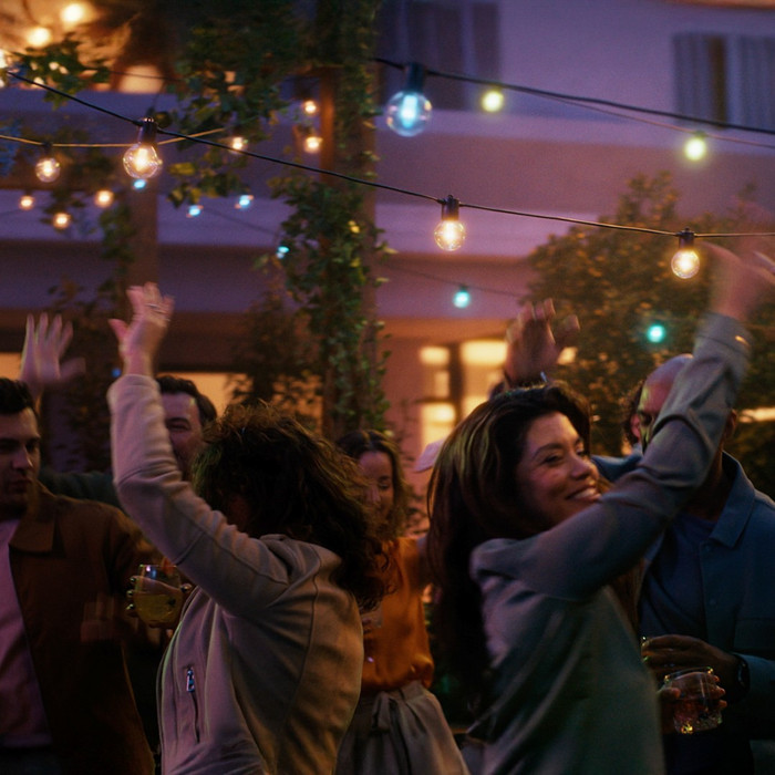 Philips Hue Festavia Outdoor Lichtslinger - 21 meter - 30 lampen + Dimmer product in gebruik