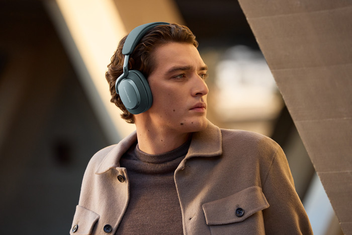 Bowers & Wilkins Px7 S3 Lichtblauw product in gebruik
