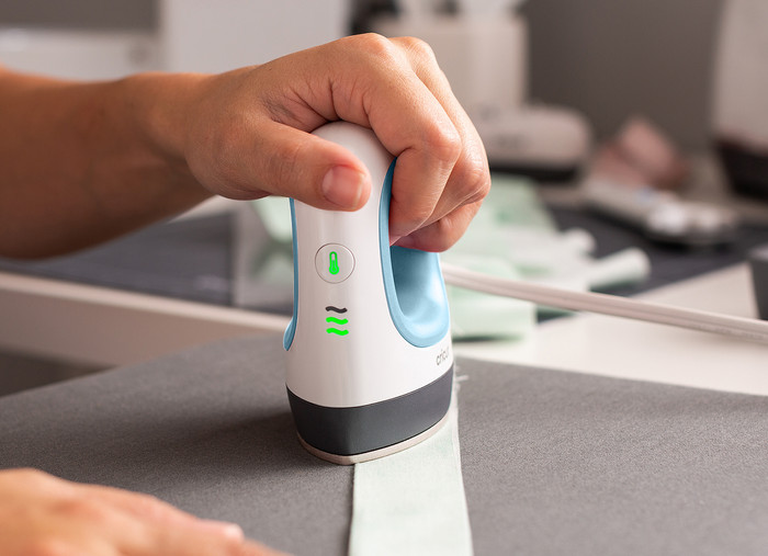 Cricut EasyPress Mini - Zen Blue product in gebruik